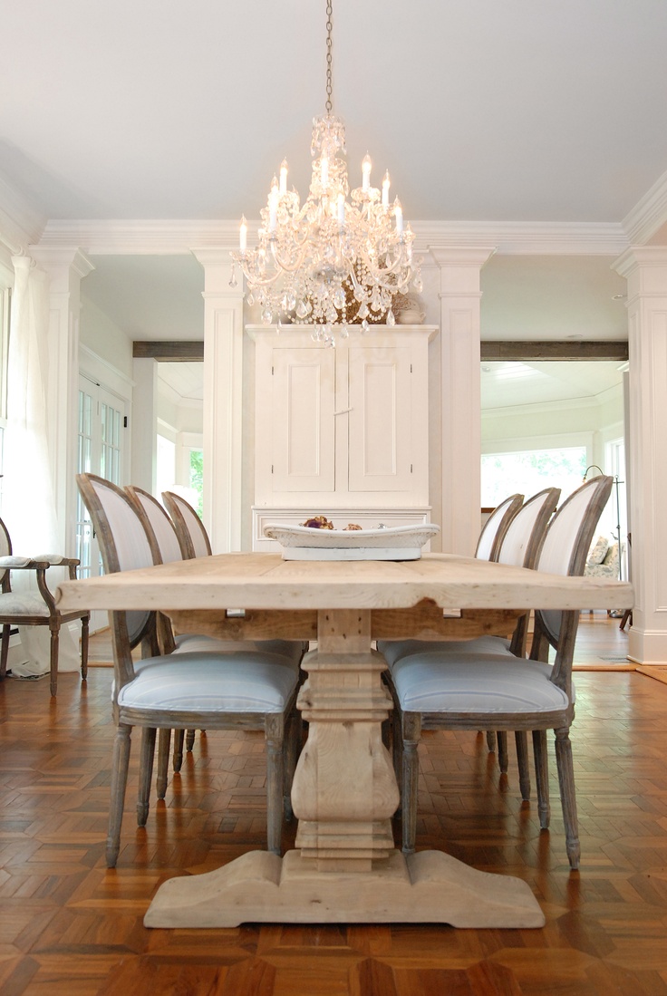 Classy-Transitional-Dining-Room-Design