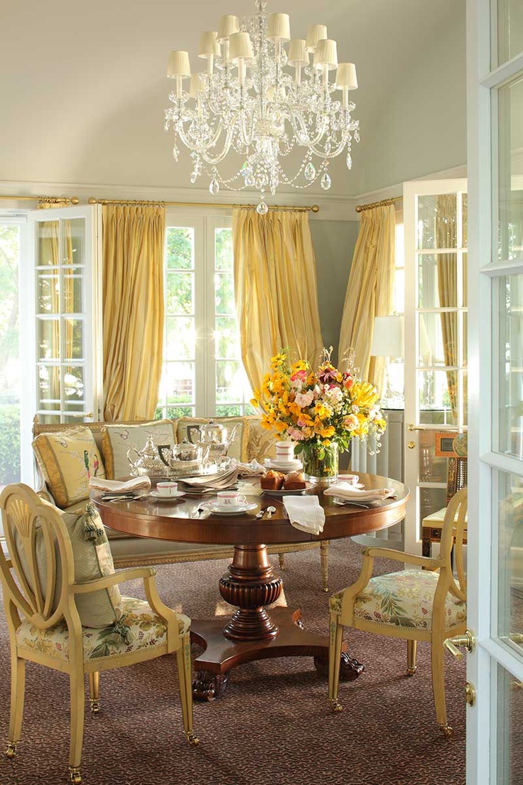 Luxury-Traditional-Dining-Room-Design