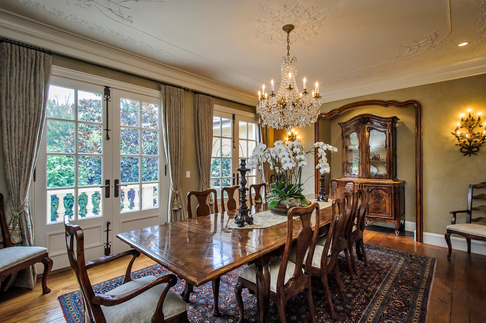 Mediterranean-Dining-Room-with-French-Influence