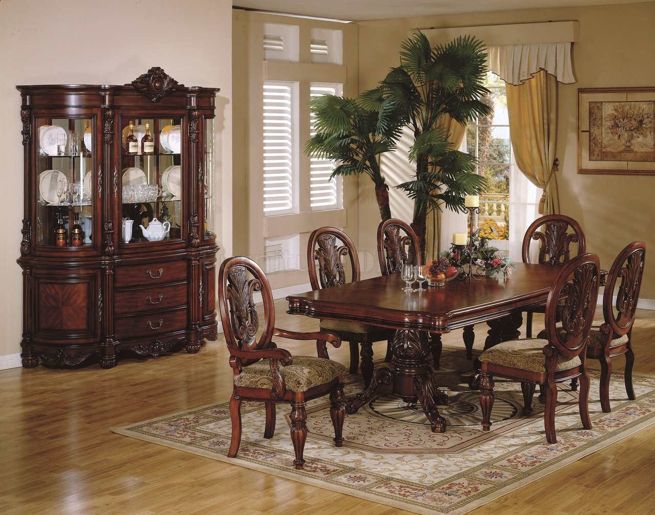 Trendy Traditional Dining Room