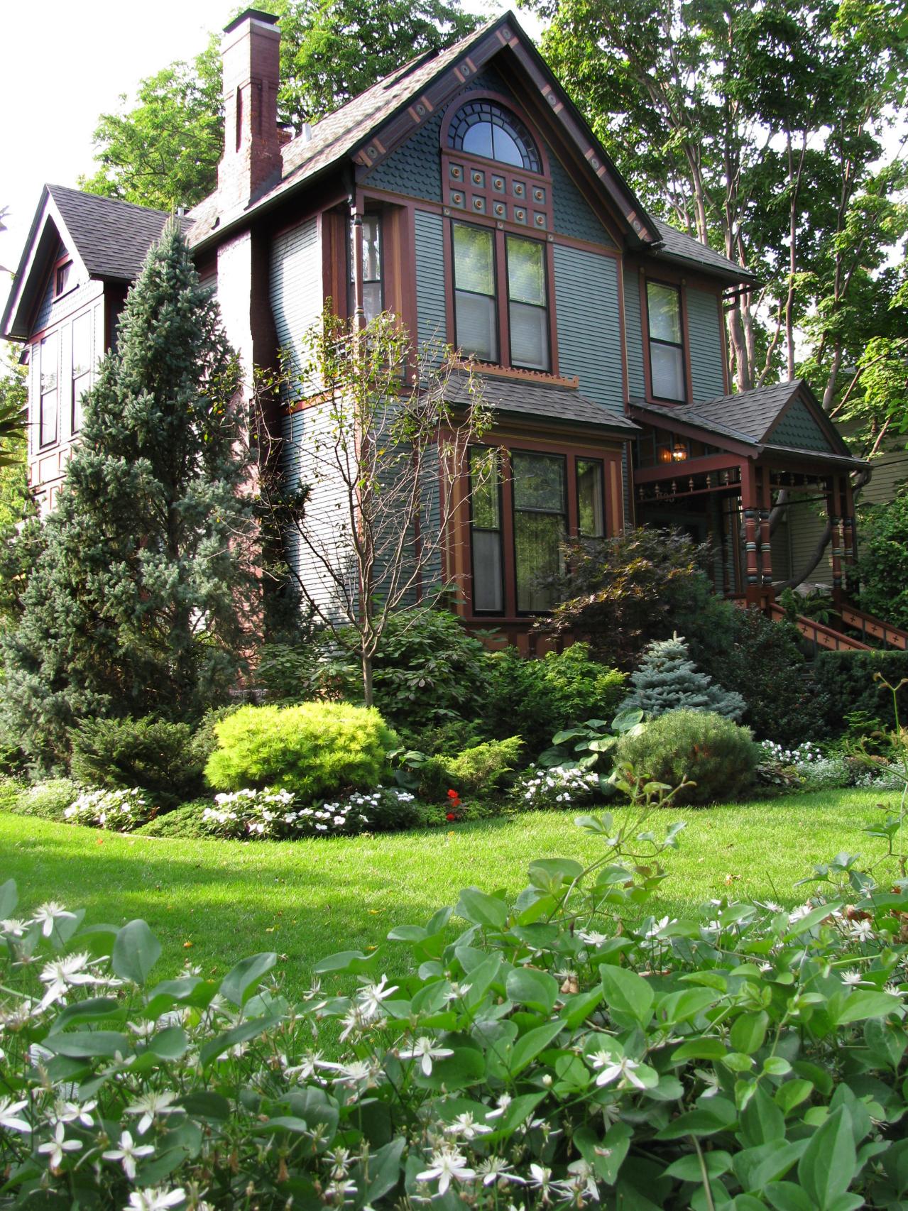 Victorian-Outdoor-Front-Yard-Landscaping