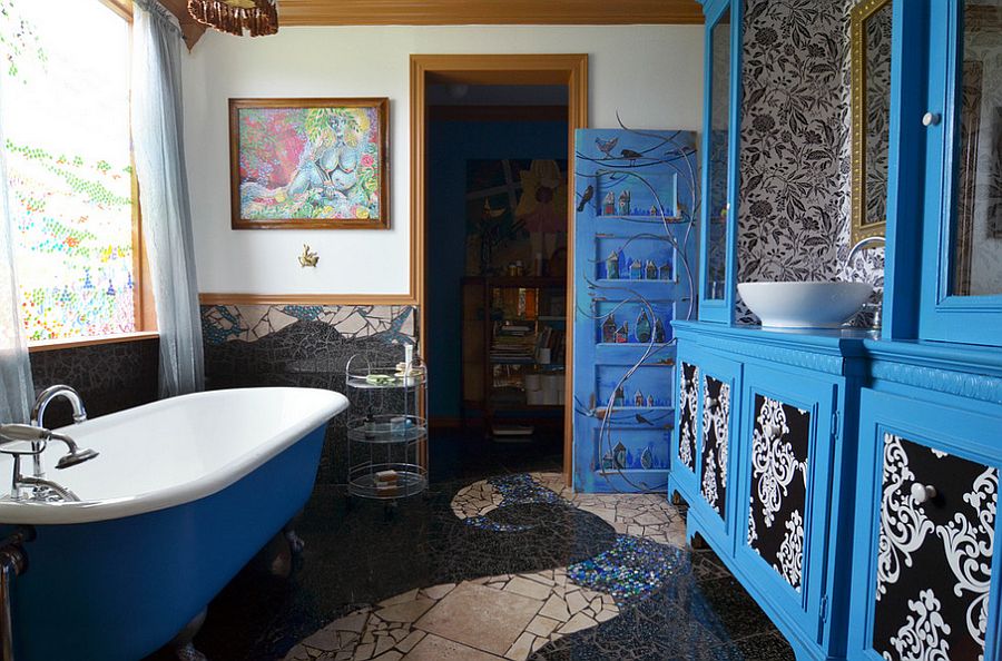 Brilliant-bathroom-in-blue-with-gorgeous-wall-art