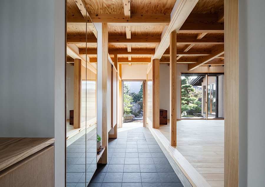 Open-interiors-of-the-Japanese-home-with-ample-natural-light