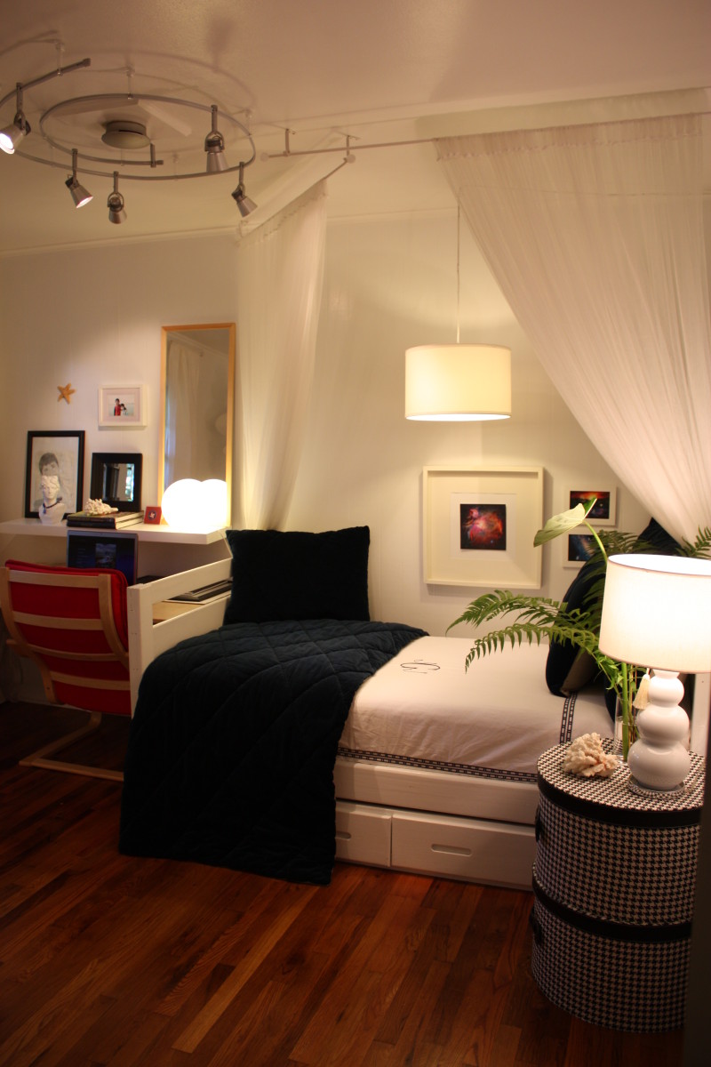 Small-Tropical-Bedroom-Design