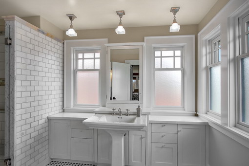 Soft-White-Cabinets-in-Craftsman-Bathroom