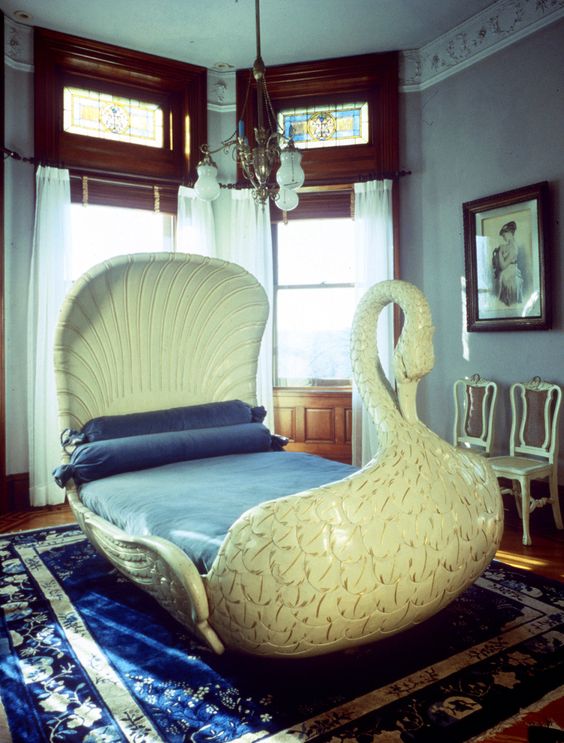 swan-boat-bed