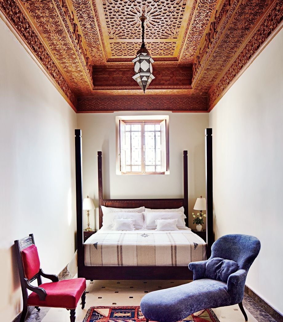 Boho-Chic-Bedroom-with-Morocoan-Valued-Ceiling
