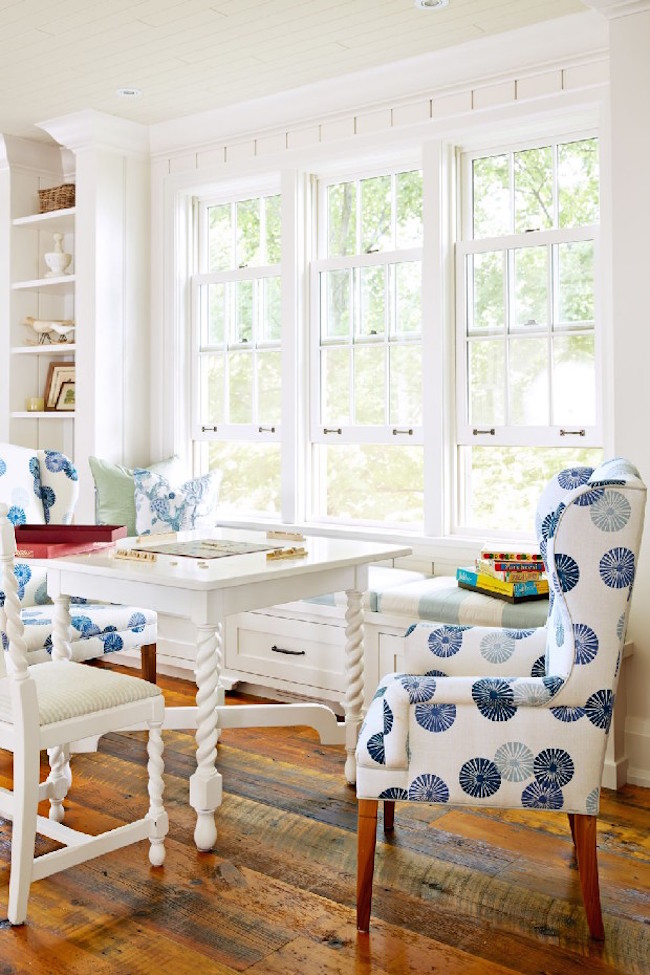 Feminine-patterns-and-strong-blue-accents-in-this-modern-dining-room