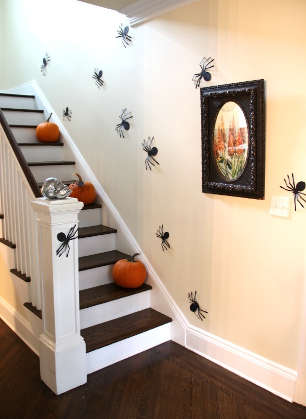 Staircase-Spiders-Halloween-Decorations