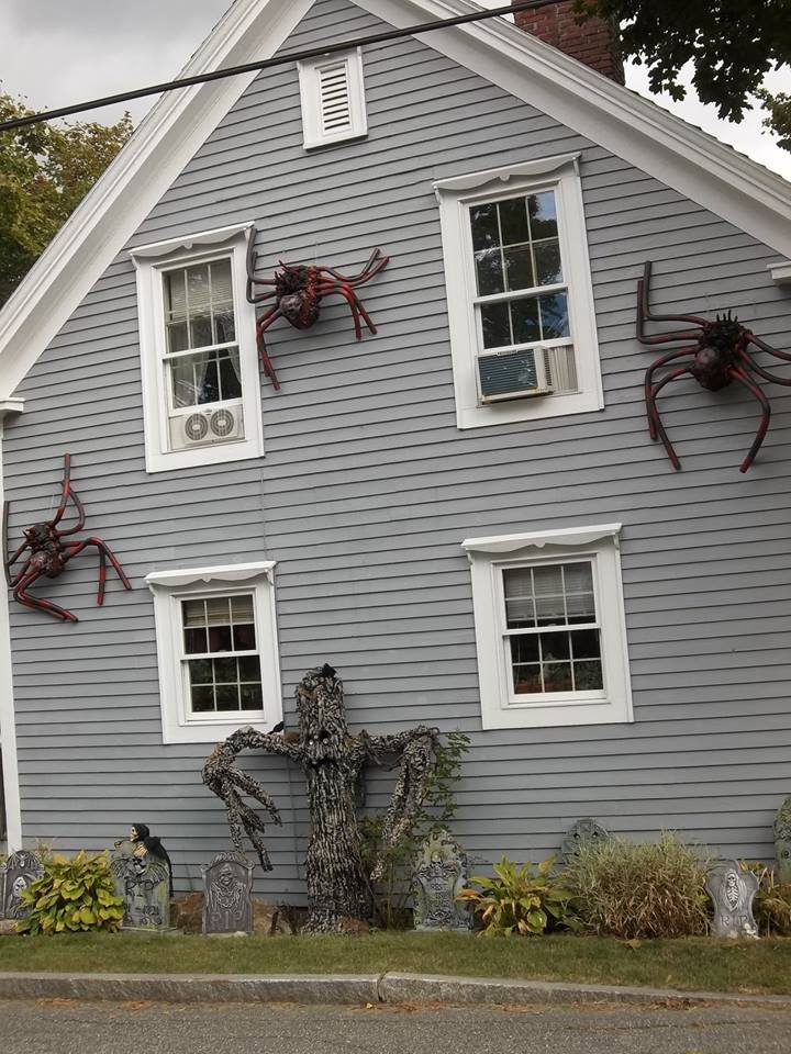 outside-Spiders-Halloween-Decorations