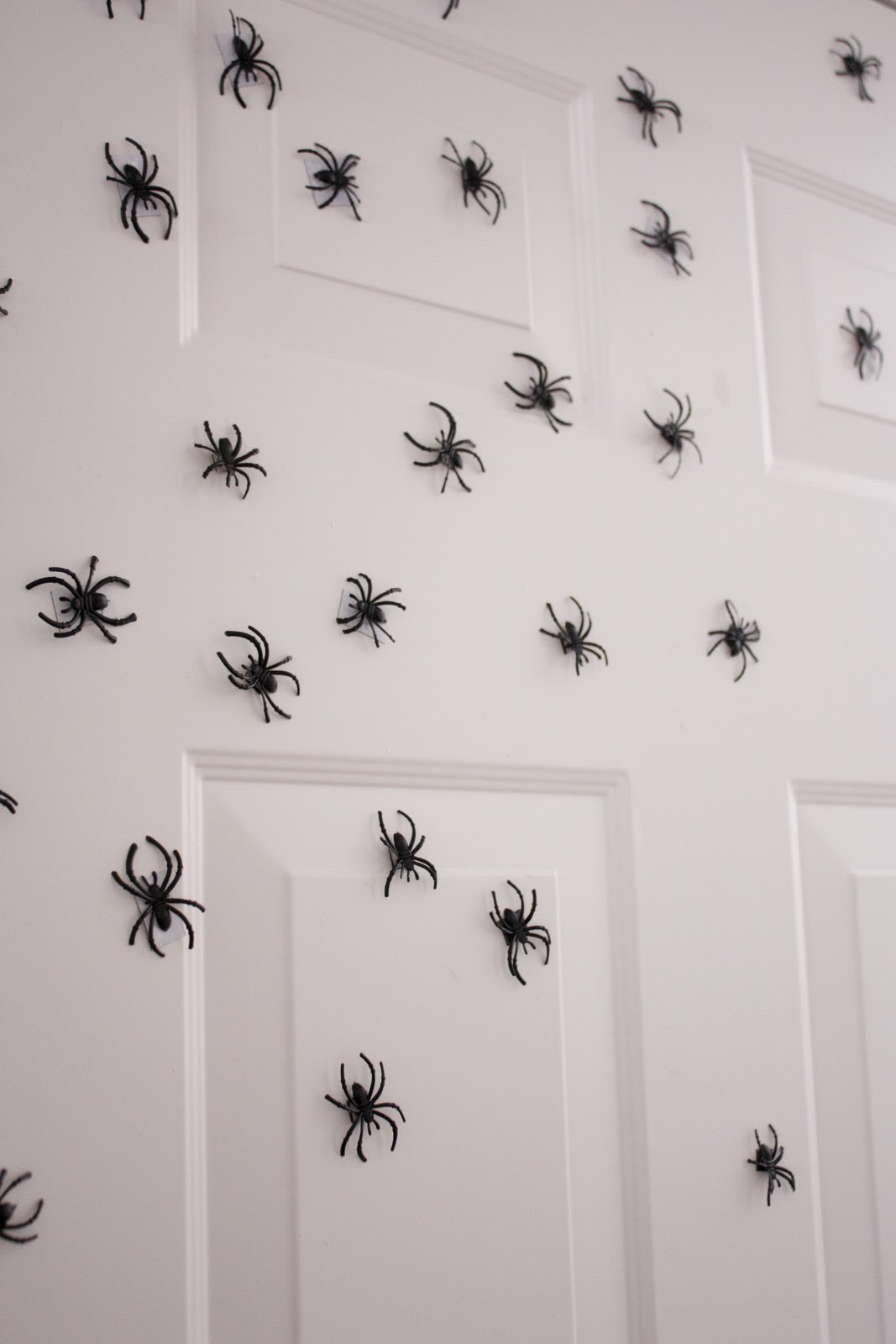 pretty-Spiders-Halloween-Decorations