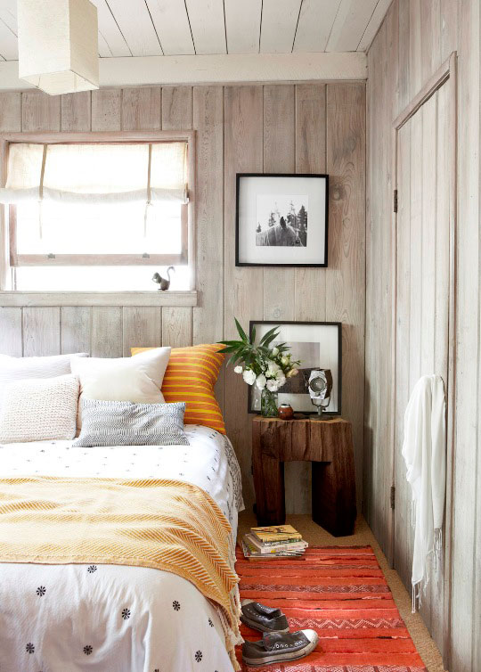 Country-Bedroom-Wall-with-Wood