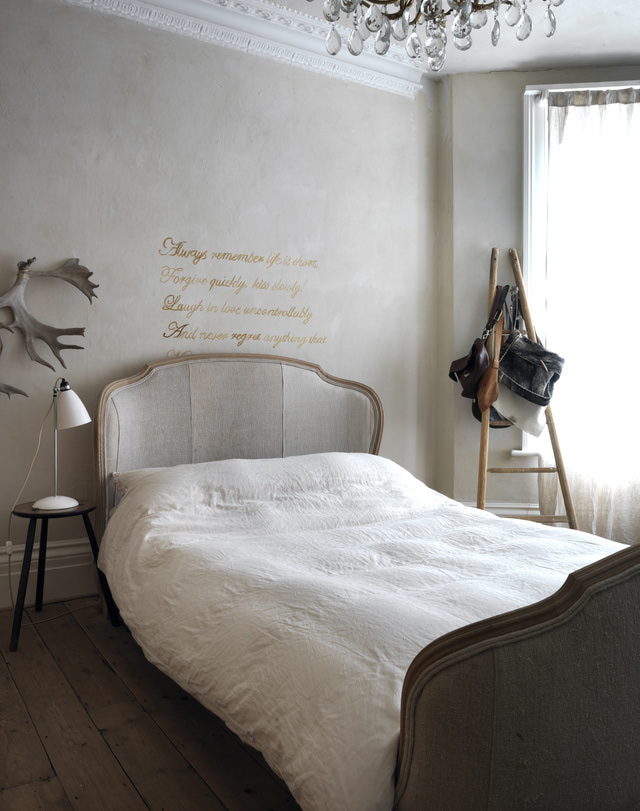 French-Country-Bedroom-Decorating