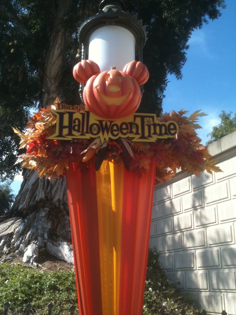 Disneyland-Disney-Halloween-Decorations