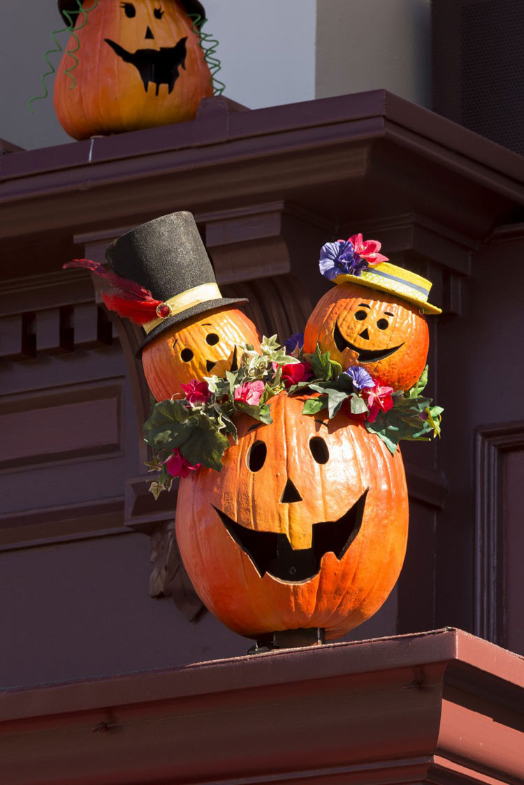 Disneyland-Halloween-Decorations