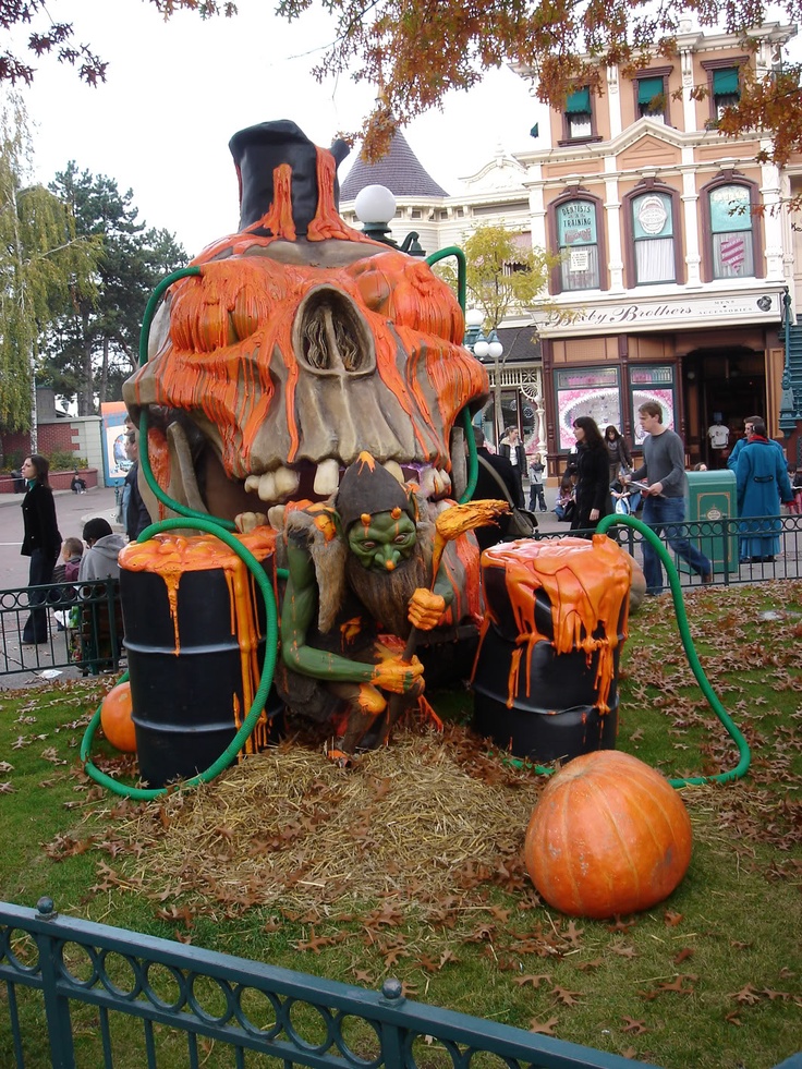 Disneyland-Paris-Halloween-Decorations-Ideas
