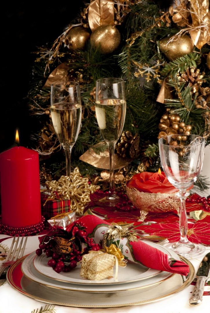 Traditional-Christmas-Dining-Room-Table-Decorations