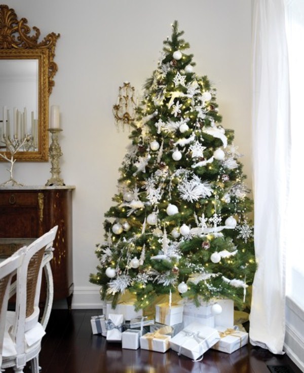 christmas-tree-with-traditional-decorations