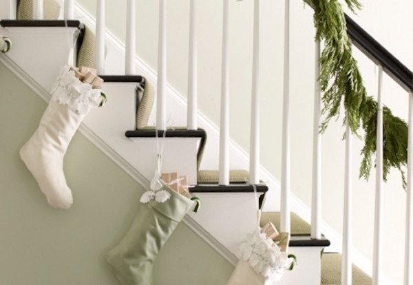 decorating-staircase-for-christmas