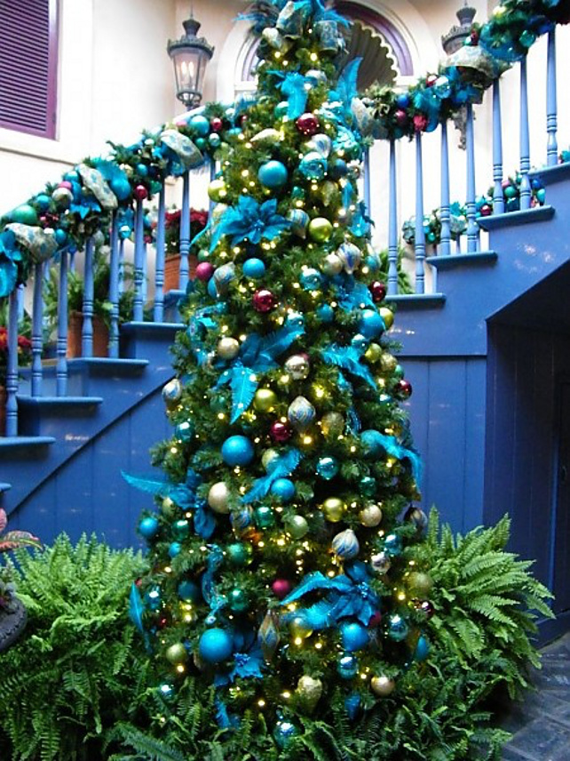 Blue-and-Green-Christmas-Tree-Decorating-Idea