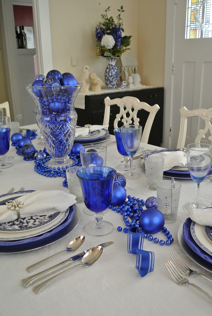 Blue-and-White-Christmas-Table