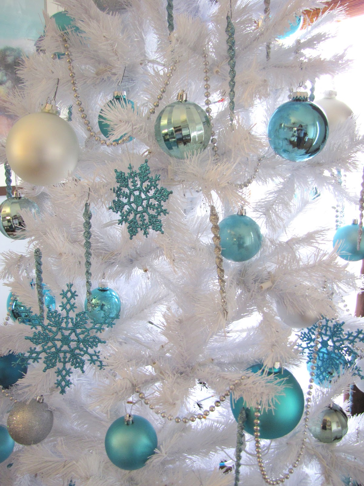 Blue-with-White-Christmas-Tree-Ornaments