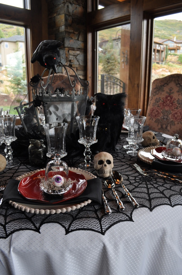 Classy-Spooky-Halloween-Table-Decorations