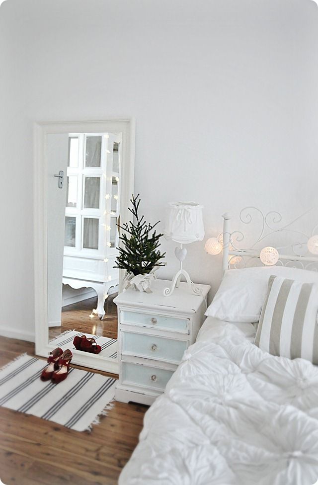 white-christmas-bedroom-decor