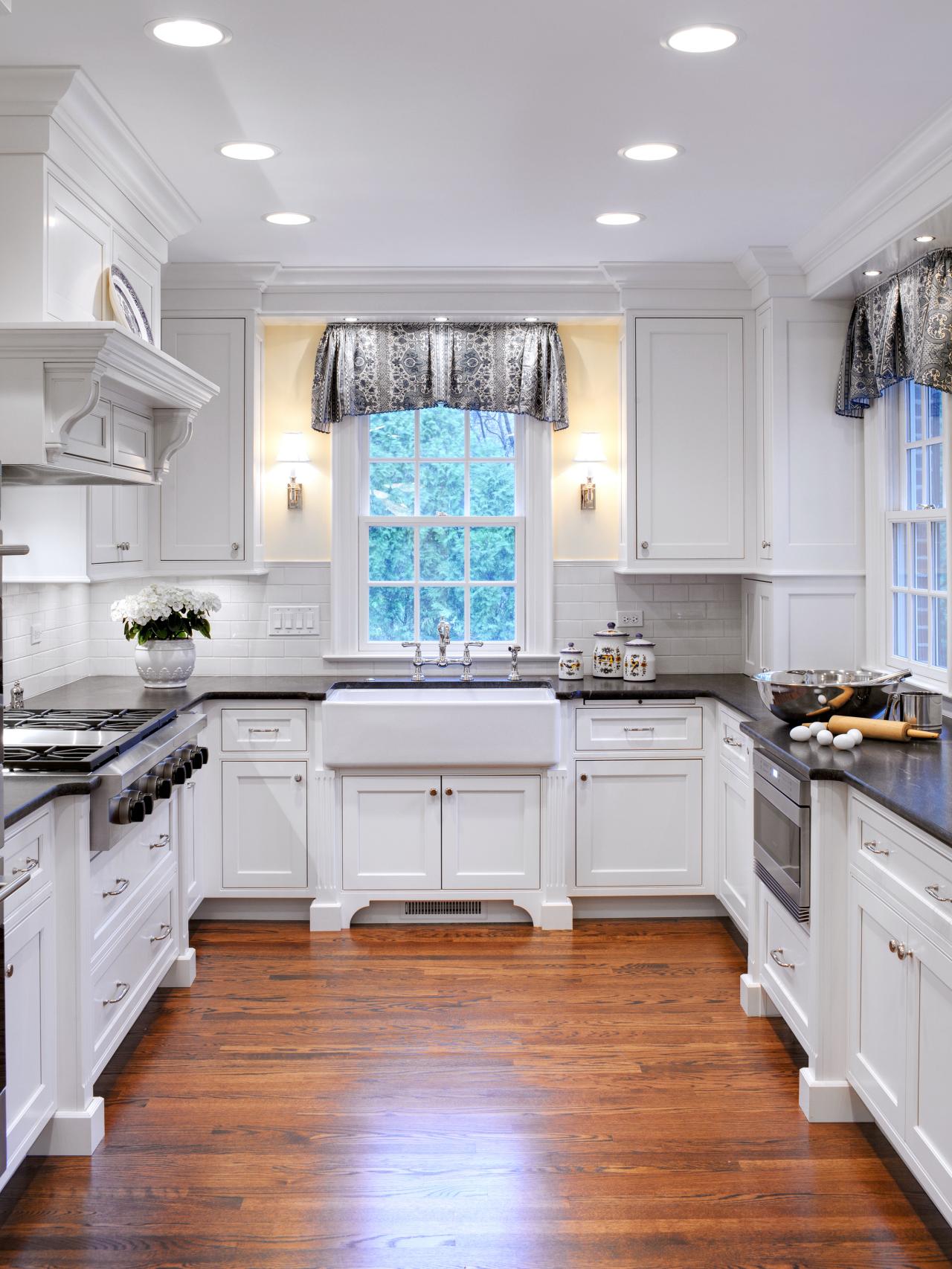 white-cottage-kitchen-designs