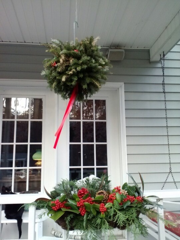 back-porch-christmas-decorations