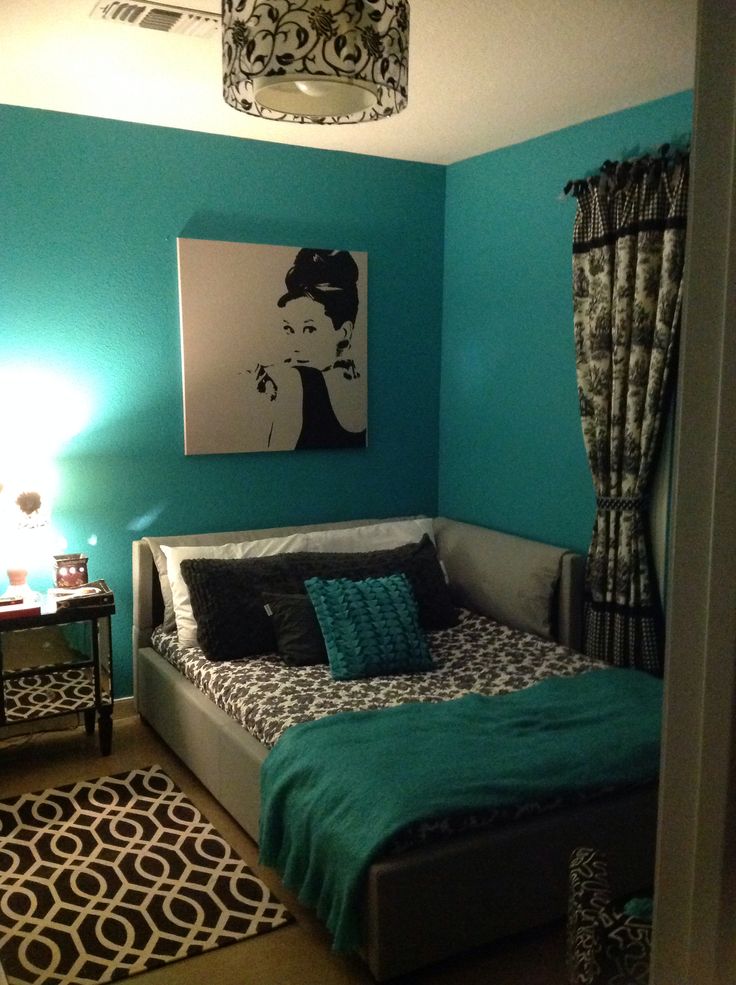 black-white-and-turquoise-bedroom