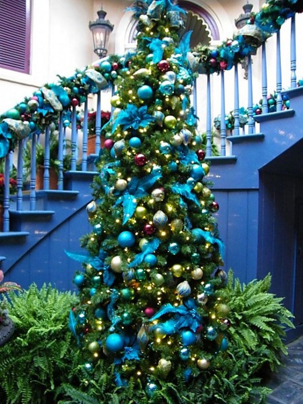 blue-and-green-christmas-tree-decorations