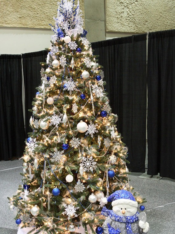 blue-and-white-christmas-tree-decorating-ideas