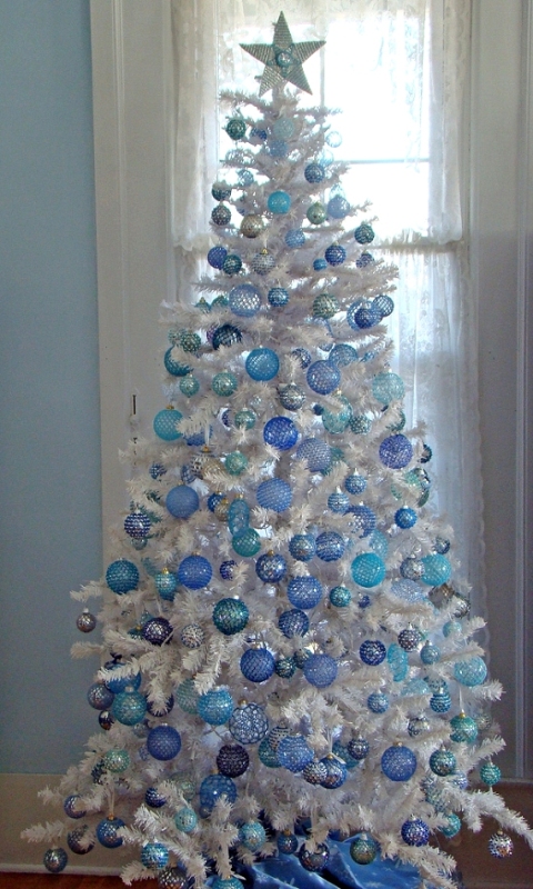 blue-and-white-christmas-tree