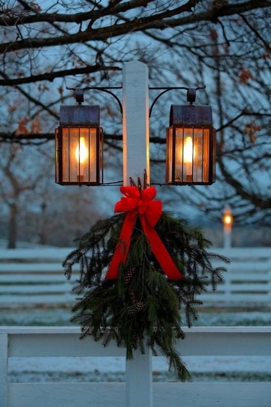 christmas-decorated-lamp-post
