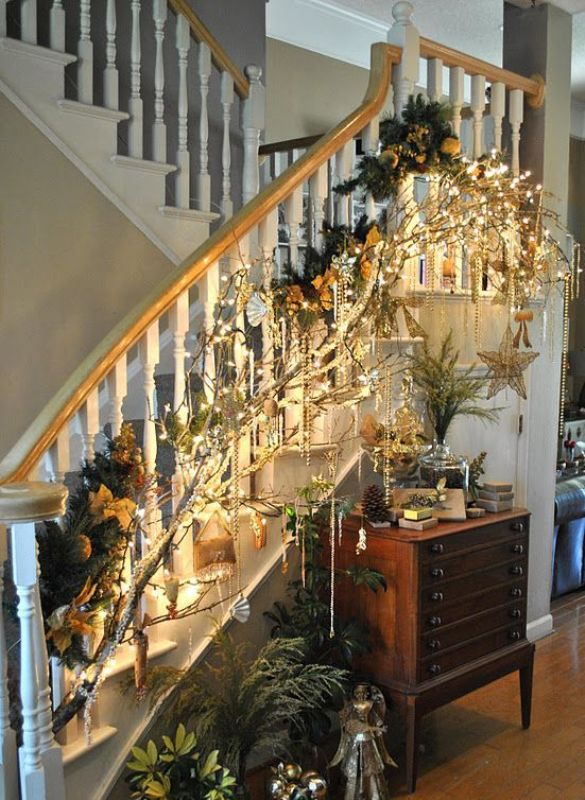 christmas-decorations-on-stairs