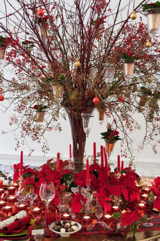 christmas-table-decorations-with-poinsettia