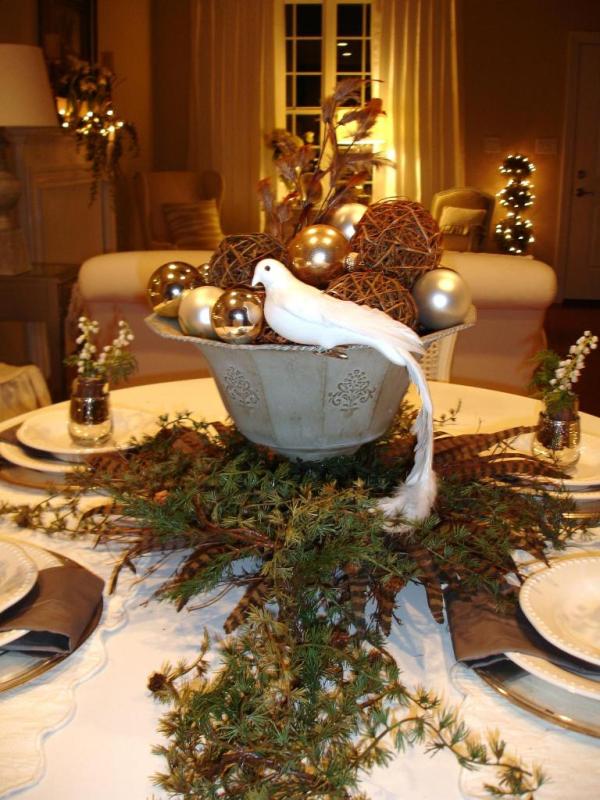 christmas-table-setting-and-centerpiece