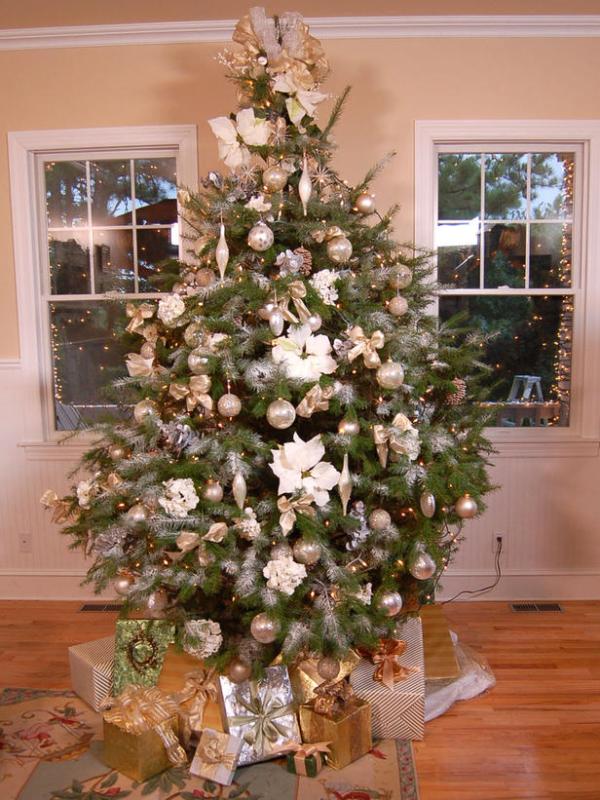 christmas-tree-decorating-ideas-with-gift
