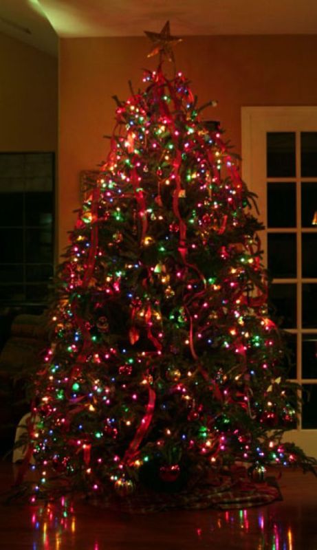 christmas-tree-decorations-with-colored-lights