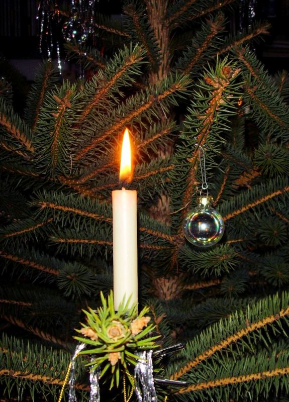 christmas-tree-with-candles