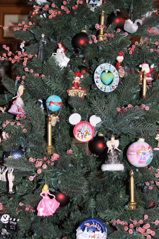 christmas-tree-with-hallmark-ornaments