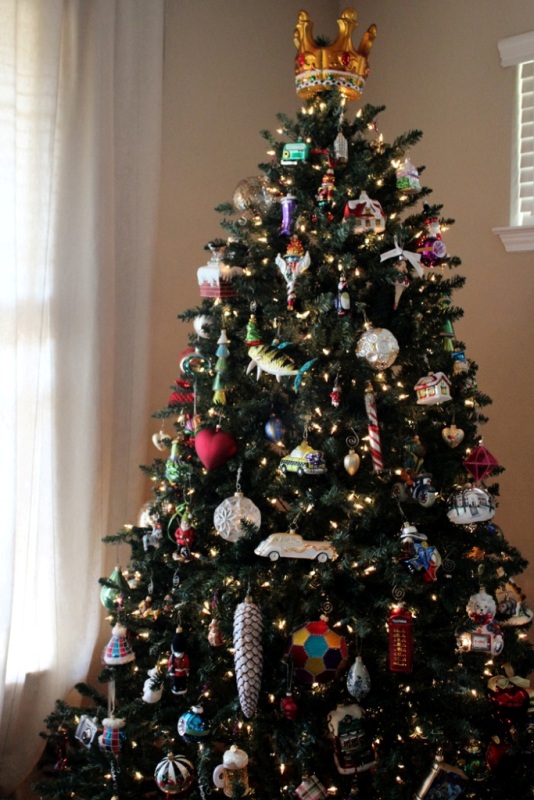christmas-tree-with-ornaments