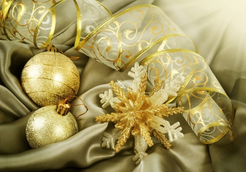 golden-christmas-decorations