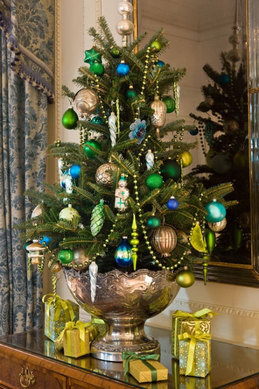 mini-christmas-tree-decorating