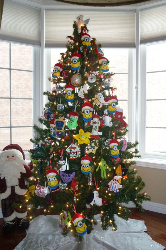 minion-theme-office-christmas-tree-decorations