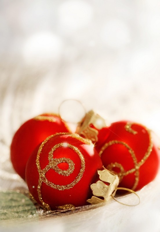 red-christmas-ornament-decorations