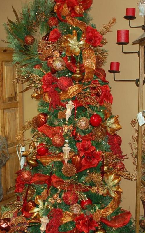 red-and-gold-christmas-tree