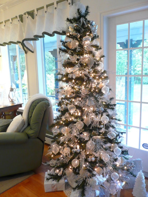 snow-christmas-tree-decorating-ideas