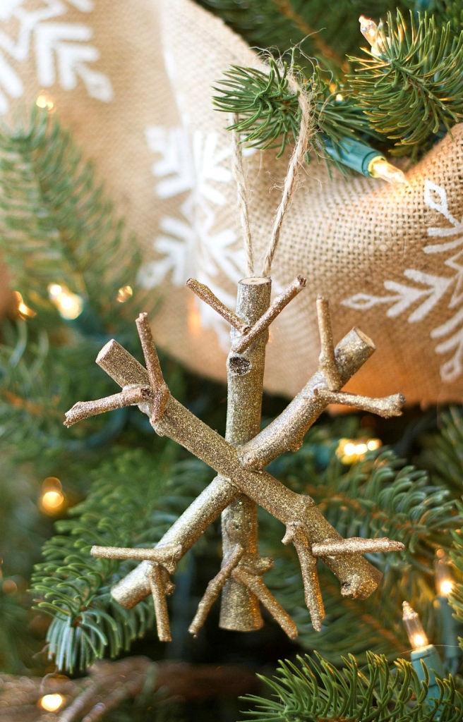 snowflake-christmas-tree-ornaments-diy